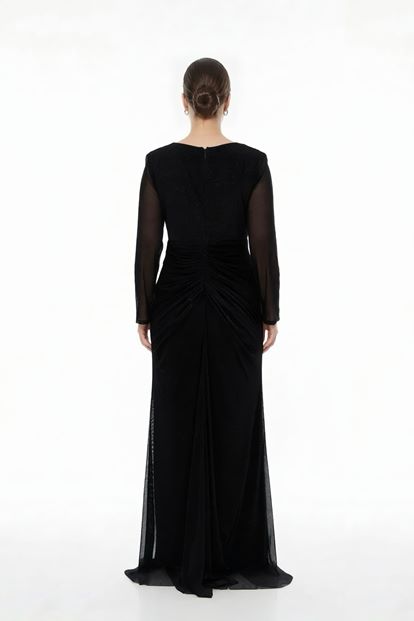 فستان سهرة أسود لامع مكشكش بمقاسات كبيرة